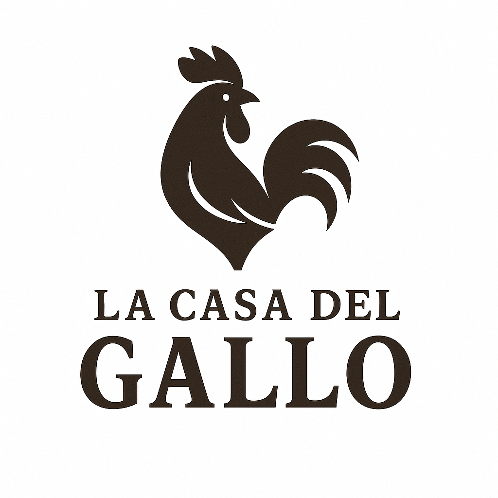 Logotipo oficial de La Casa del Gallo, tienda especializada en productos y accesorios para gallos y aves.