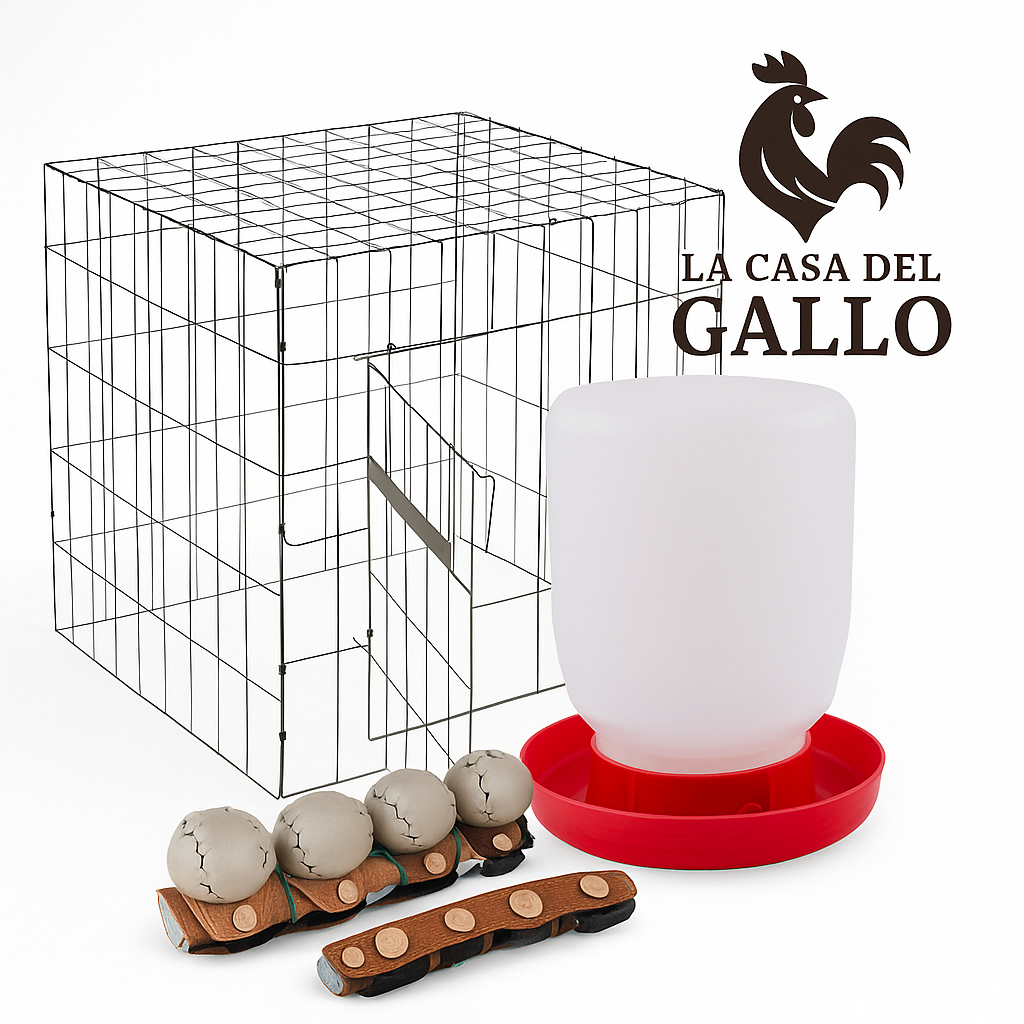 Imagen de productos avícolas de La Casa del Gallo: jaula metálica para gallos, bebedero de plástico rojo y blanco, y botador artesanal con fondo blanco profesional.