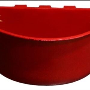Comedero tipo media luna de plástico resistente, ideal para gallos y aves pequeñas. Práctico, económico y duradero.